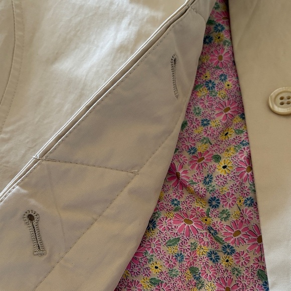 Beautiful Gently Loved Women's Tan Rain Coat with Floral Lining by Michael Kors - Picture 11 of 15